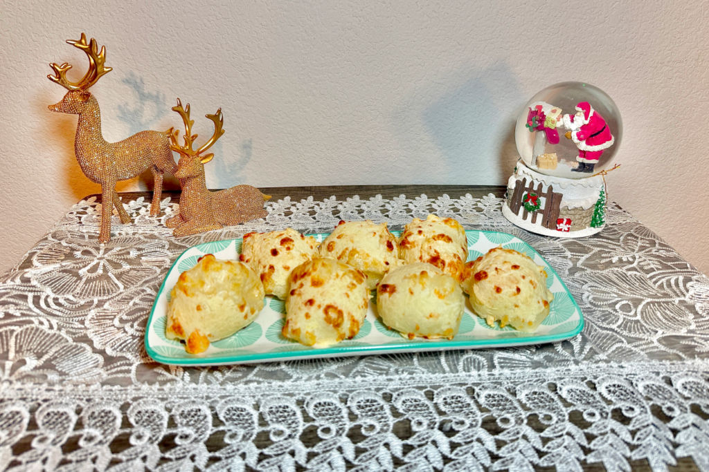 Pao de queijo with a Snow Globe and reindeer