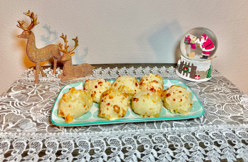 Pao de queijo with a Snow Globe and reindeer
