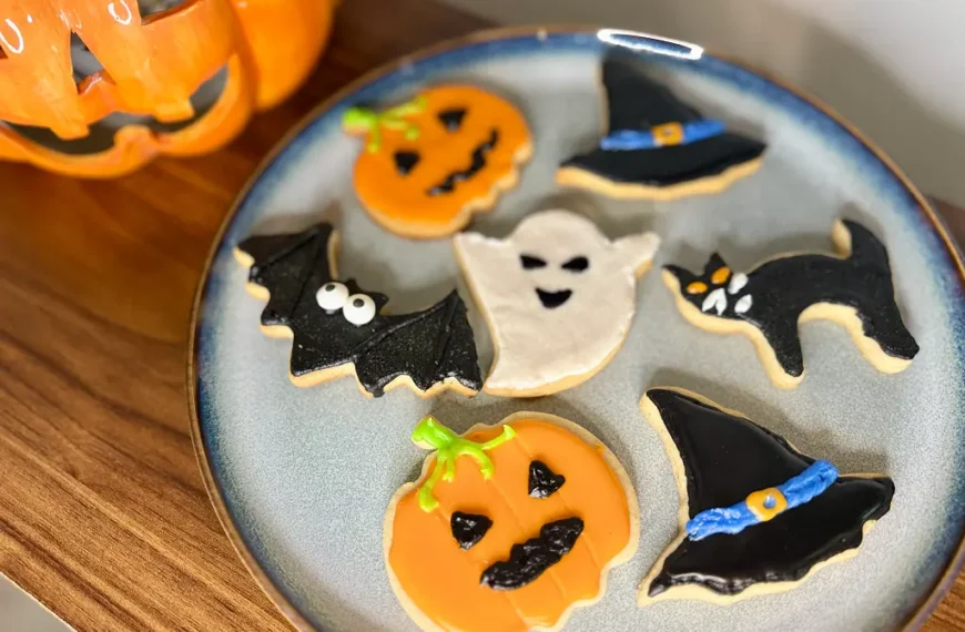 Halloween butter cookies with royal icing.